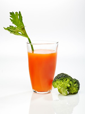 포토 JPG 스튜디오촬영 음료 음식 줄기 컬러 잎 채소 잔 실내 사람없음 장식 컵 초록색 주황색 주스 당근 야채주스 브로콜리 즙 당근주스 야채즙 채소즙 국내포토 식물 식기 뿌리채소 내부 파일형식