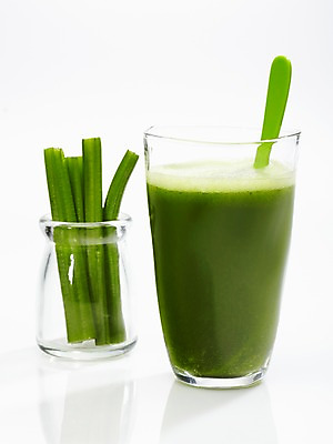 포토 JPG 스튜디오촬영 음료 음식 컬러 채소 잔 수저 실내 사람없음 컵 초록색 숟가락 주스 야채주스 티스푼 즙 샐러리 야채즙 채소즙 국내포토 식기 내부 파일형식