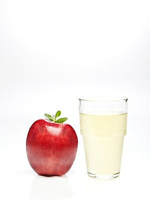 포토 JPG 스튜디오촬영 식물 음료 음식 과일 잔 실내 사람없음 장식 컵 빨간색 주스 사과 과일주스 즙 허브 과즙 사과주스 애플민트 국내포토 식기 컬러 내부 민트 파일형식