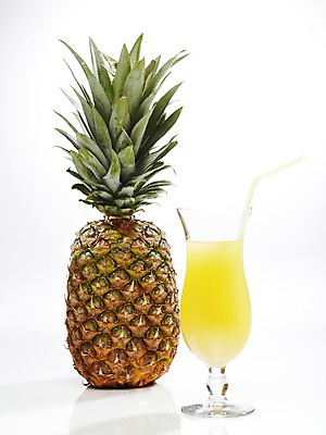 포토 JPG 스튜디오촬영 음료 음식 과일 잔 실내 빨대 사람없음 컵 주스 과일주스 즙 파인애플 꽂음 과즙 파인애플주스 국내포토 식기 내부 열대과일 파일형식