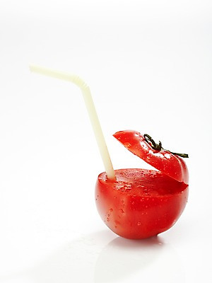 포토 JPG 스튜디오촬영 음료 음식 컬러 잎 토마토 채소 잔 실내 빨대 사람없음 컵 빨간색 주스 야채주스 꽂음 채소즙 토마토주스 국내포토 식물 식기 내부 즙 파일형식