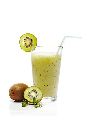 포토 JPG 스튜디오촬영 음료 음식 조각 과일 단면 잔 실내 키위 빨대 누끼 사람없음 장식 컵 주스 과일주스 즙 꽂음 키위주스 과즙 국내포토 식기 내부 파일형식