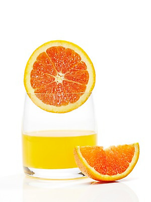 포토 JPG 스튜디오촬영 음료 음식 조각 오렌지 과일 단면 잔 실내 누끼 사람없음 컵 주스 과일주스 즙 슬라이스 과즙 국내포토 식기 내부 파일형식