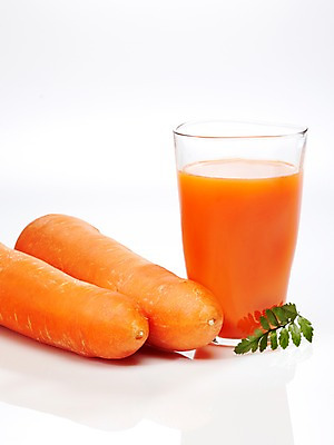 포토 JPG 스튜디오촬영 음료 음식 컬러 잎 채소 잔 실내 사람없음 컵 주황색 주스 당근 야채주스 즙 야채즙 채소즙 국내포토 식물 식기 뿌리채소 내부 파일형식