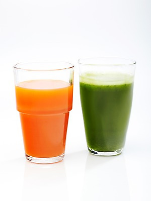 포토 JPG 스튜디오촬영 음료 음식 컬러 채소 잔 실내 누끼 사람없음 컵 초록색 주황색 주스 당근 야채주스 즙 샐러리 당근주스 야채즙 채소즙 국내포토 식기 뿌리채소 내부 파일형식