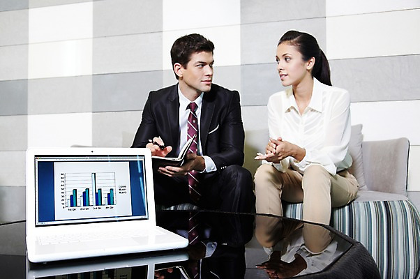 포토 JPG 서양인 외국인 백인 해외기획촬영 직업 라이프스타일 2012년태국 여자 남자 쿠션 의자 비즈니스 통계 탁자 호텔 회의 수치 그래프 실내 대화 들기 사람 앉기 정장 20대 성인 두명 앞모습 비즈니스라이프 노트북 컴퓨터 소파 펜 다이어리 업무 직장인 비즈니스맨 비즈니스우먼 복도 작업실 동료 교섭 청년만 성인만 국내포토 옷 뷰포인트 가구 관계 모션 숙소 말하기 인종 청년 내부 생활 전자제품 필기구 사무용품 작업 파일형식