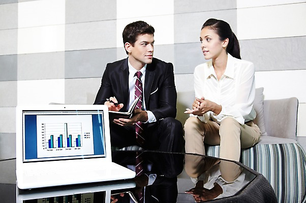 포토 JPG 서양인 외국인 백인 해외기획촬영 직업 라이프스타일 2012년태국 여자 남자 쿠션 의자 비즈니스 통계 탁자 호텔 회의 수치 그래프 실내 대화 들기 사람 앉기 정장 20대 성인 두명 앞모습 비즈니스라이프 노트북 컴퓨터 소파 펜 다이어리 업무 직장인 비즈니스맨 비즈니스우먼 복도 작업실 동료 교섭 청년만 성인만 국내포토 옷 뷰포인트 가구 관계 모션 숙소 말하기 인종 청년 내부 생활 전자제품 필기구 사무용품 작업 파일형식