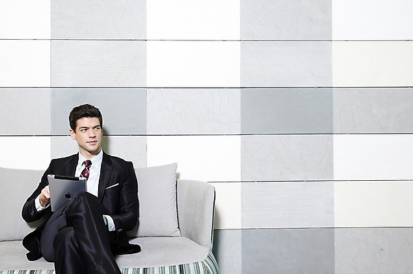 포토 JPG 서양인 외국인 백인 해외기획촬영 직업 라이프스타일 응시 2012년태국 남자 맨라이프 쿠션 의자 비즈니스 호텔 실내 한명 들기 사람 앉기 정장 20대 성인 앞모습 비즈니스라이프 소파 태블릿 다리꼬기 웹서핑 업무 직장인 비즈니스맨 복도 작업실 남자만 남자한명만 성인남자만 청년만 청년남자만 청년남자한명만 성인한명만 성인남자한명만 성인만 국내포토 1 시선 옷 뷰포인트 가구 모션 숙소 인종 청년 내부 생활 전자제품 스마트기기 작업 파일형식