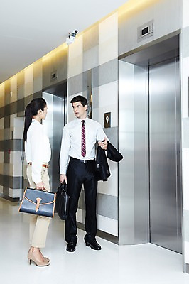 포토 JPG 전신 서양인 외국인 백인 해외기획촬영 직업 라이프스타일 2012년태국 여자 남자 서류가방 가방 비즈니스 호텔 실내 서기 들기 사람 정장 20대 성인 두명 옆모습 비즈니스라이프 마주보기 직장인 비즈니스맨 비즈니스우먼 복도 엘리베이터 동료 출장 청년만 성인만 국내포토 잡화 옷 뷰포인트 관계 모션 숙소 인종 청년 내부 생활 파일형식