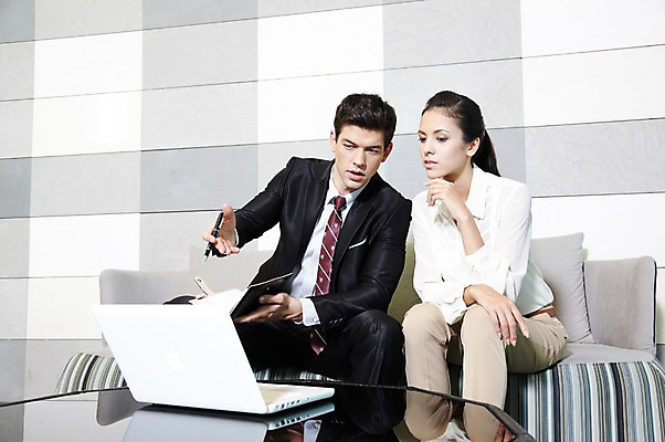 포토 JPG 서양인 외국인 백인 해외기획촬영 직업 라이프스타일 2012년태국 여자 남자 쿠션 의자 비즈니스 통계 탁자 호텔 회의 수치 그래프 실내 대화 들기 사람 앉기 정장 20대 성인 두명 앞모습 비즈니스라이프 노트북 컴퓨터 소파 펜 다이어리 업무 직장인 비즈니스맨 비즈니스우먼 복도 작업실 동료 교섭 청년만 성인만 국내포토 옷 뷰포인트 가구 관계 모션 숙소 말하기 인종 청년 내부 생활 전자제품 필기구 사무용품 작업 파일형식