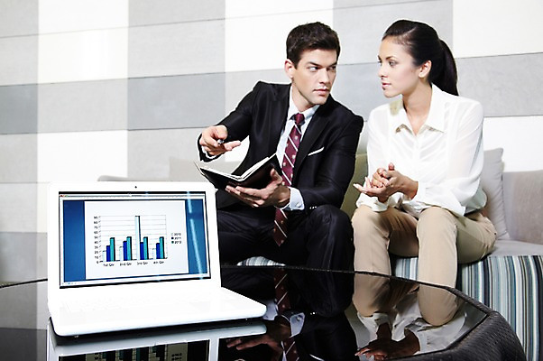 포토 JPG 서양인 외국인 백인 해외기획촬영 직업 라이프스타일 2012년태국 여자 남자 의자 비즈니스 통계 탁자 호텔 회의 수치 그래프 실내 대화 들기 사람 앉기 정장 20대 성인 두명 앞모습 비즈니스라이프 노트북 컴퓨터 소파 펜 다이어리 업무 직장인 비즈니스맨 비즈니스우먼 복도 작업실 동료 교섭 청년만 성인만 국내포토 옷 뷰포인트 가구 관계 모션 숙소 말하기 인종 청년 내부 생활 전자제품 필기구 사무용품 작업 파일형식