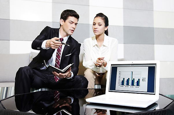 포토 JPG 서양인 외국인 백인 해외기획촬영 직업 라이프스타일 2012년태국 여자 남자 의자 비즈니스 통계 탁자 호텔 회의 수치 그래프 실내 대화 들기 사람 앉기 정장 20대 성인 두명 앞모습 비즈니스라이프 노트북 컴퓨터 소파 펜 다이어리 업무 직장인 비즈니스맨 비즈니스우먼 복도 작업실 동료 교섭 청년만 성인만 국내포토 옷 뷰포인트 가구 관계 모션 숙소 말하기 인종 청년 내부 생활 전자제품 필기구 사무용품 작업 파일형식