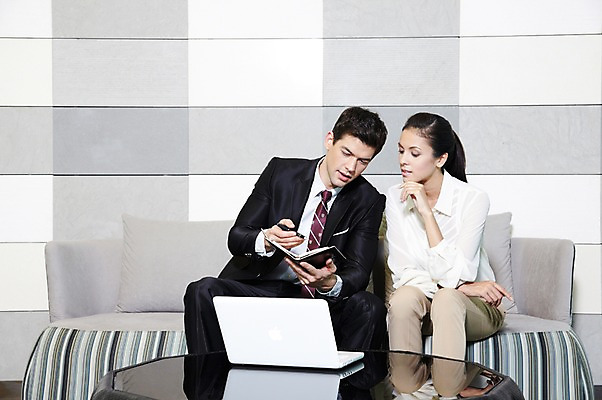 포토 JPG 서양인 외국인 백인 해외기획촬영 직업 라이프스타일 응시 2012년태국 여자 남자 의자 비즈니스 탁자 호텔 회의 실내 대화 들기 사람 앉기 정장 20대 성인 두명 앞모습 비즈니스라이프 노트북 컴퓨터 소파 펜 다이어리 업무 직장인 비즈니스맨 비즈니스우먼 복도 작업실 동료 교섭 청년만 성인만 국내포토 시선 옷 뷰포인트 가구 관계 모션 숙소 말하기 인종 청년 내부 생활 전자제품 필기구 사무용품 작업 파일형식