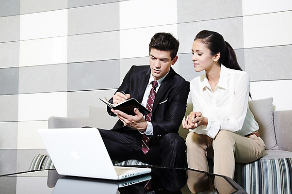 포토 JPG 서양인 외국인 백인 해외기획촬영 직업 라이프스타일 응시 2012년태국 여자 남자 의자 비즈니스 탁자 호텔 회의 실내 대화 들기 사람 앉기 정장 20대 성인 두명 앞모습 비즈니스라이프 노트북 컴퓨터 소파 펜 다이어리 업무 직장인 비즈니스맨 비즈니스우먼 복도 작업실 동료 교섭 청년만 성인만 국내포토 시선 옷 뷰포인트 가구 관계 모션 숙소 말하기 인종 청년 내부 생활 전자제품 필기구 사무용품 작업 파일형식