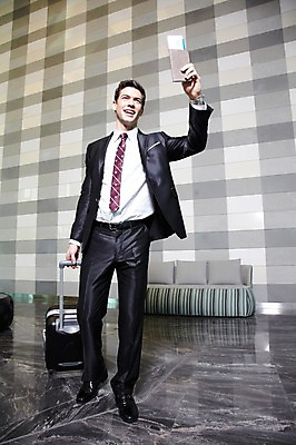 포토 JPG 전신 서양인 외국인 백인 해외기획촬영 직업 라이프스타일 응시 2012년태국 남자 맨라이프 쿠션 의자 가방 비즈니스 호텔 실내 한명 서기 미소 웃음 들기 사람 정장 손짓 20대 성인 앞모습 비즈니스라이프 소파 캐리어 여행가방 인사 직장인 비즈니스맨 복도 항공권 출장 여권 손인사 해외출장 남자만 남자한명만 성인남자만 청년만 청년남자만 청년남자한명만 성인한명만 성인남자한명만 성인만 국내포토 1 시선 잡화 옷 뷰포인트 가구 모션 숙소 표정 인종 청년 내부 생활 예절 티켓 파일형식