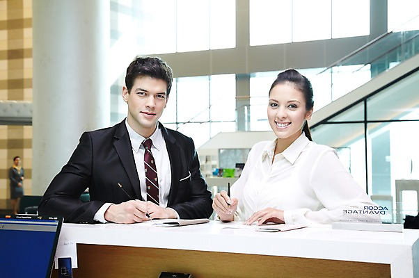 포토 JPG 주간 서양인 외국인 백인 해외기획촬영 라이프스타일 2012년태국 여자 남자 비즈니스 호텔 실내 미소 웃음 들기 사람 정장 상반신 20대 성인 두명 앞모습 비즈니스라이프 펜 기록 비즈니스맨 비즈니스우먼 복도 프런트 책상 동료 출장 문서 여권 해외출장 체크인 청년만 성인만 국내포토 자연요소 옷 뷰포인트 가구 관계 모션 숙소 표정 인종 청년 내부 생활 필기구 직장인 파일형식