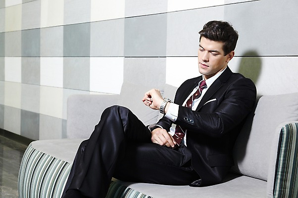 포토 JPG 서양인 외국인 백인 해외기획촬영 직업 라이프스타일 응시 2012년태국 남자 시계 맨라이프 쿠션 의자 비즈니스 호텔 실내 한명 사람 앉기 정장 20대 성인 옆모습 비즈니스라이프 소파 다리꼬기 시간 직장인 비즈니스맨 복도 기다림 손목시계 남자만 남자한명만 성인남자만 청년만 청년남자만 청년남자한명만 성인한명만 성인남자한명만 성인만 국내포토 1 시선 옷 뷰포인트 가구 장신구 모션 숙소 인종 청년 내부 생활 파일형식