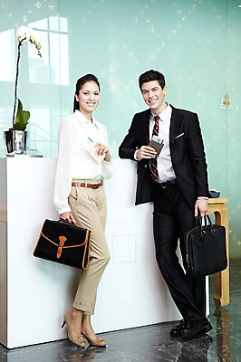 포토 JPG 전신 서양인 외국인 백인 해외기획촬영 직업 라이프스타일 2012년태국 여자 남자 화분 서류가방 가방 비즈니스 호텔 실내 서기 미소 웃음 들기 사람 정장 20대 성인 두명 앞모습 비즈니스라이프 여행가방 직장인 비즈니스맨 비즈니스우먼 복도 티켓 프런트 항공권 책상 동료 출장 여권 해외출장 체크인 청년만 성인만 국내포토 잡화 옷 뷰포인트 가구 관계 모션 숙소 표정 인종 청년 내부 생활 파일형식