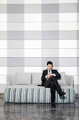 포토 JPG 전신 서양인 외국인 백인 해외기획촬영 직업 라이프스타일 응시 2012년태국 남자 시계 맨라이프 쿠션 의자 비즈니스 호텔 실내 한명 사람 앉기 정장 20대 성인 앞모습 비즈니스라이프 소파 다리꼬기 시간 직장인 비즈니스맨 복도 기다림 손목시계 남자만 남자한명만 성인남자만 청년만 청년남자만 청년남자한명만 성인한명만 성인남자한명만 성인만 국내포토 1 시선 옷 뷰포인트 가구 장신구 모션 숙소 인종 청년 내부 생활 파일형식