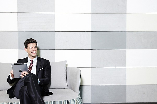 포토 JPG 서양인 외국인 백인 해외기획촬영 직업 라이프스타일 응시 2012년태국 남자 맨라이프 쿠션 의자 비즈니스 호텔 실내 한명 미소 웃음 들기 사람 앉기 정장 20대 성인 앞모습 비즈니스라이프 소파 태블릿 다리꼬기 웹서핑 업무 직장인 비즈니스맨 복도 작업실 남자만 남자한명만 성인남자만 청년만 청년남자만 청년남자한명만 성인한명만 성인남자한명만 성인만 국내포토 1 시선 옷 뷰포인트 가구 모션 숙소 표정 인종 청년 내부 생활 전자제품 스마트기기 작업 파일형식