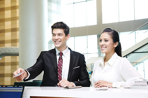 포토 JPG 주간 서양인 외국인 백인 해외기획촬영 라이프스타일 응시 2012년태국 여자 남자 비즈니스 호텔 실내 미소 웃음 들기 사람 정장 상반신 20대 성인 두명 앞모습 비즈니스라이프 비즈니스맨 비즈니스우먼 신용카드 복도 프런트 책상 동료 출장 여권 결제 해외출장 체크인 카드결제 청년만 성인만 국내포토 자연요소 시선 옷 뷰포인트 가구 관계 모션 숙소 표정 인종 청년 내부 생활 금융 직장인 파일형식