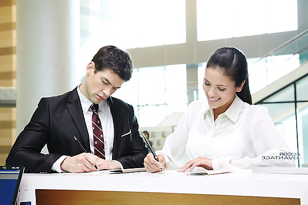 포토 JPG 주간 서양인 외국인 백인 해외기획촬영 라이프스타일 2012년태국 여자 남자 비즈니스 호텔 실내 미소 웃음 들기 사람 정장 상반신 20대 성인 두명 앞모습 비즈니스라이프 펜 기록 비즈니스맨 비즈니스우먼 복도 프런트 책상 동료 출장 문서 여권 해외출장 체크인 청년만 성인만 국내포토 자연요소 옷 뷰포인트 가구 관계 모션 숙소 표정 인종 청년 내부 생활 필기구 직장인 파일형식