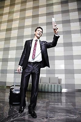 포토 JPG 전신 서양인 외국인 백인 해외기획촬영 직업 라이프스타일 응시 2012년태국 남자 맨라이프 쿠션 의자 가방 비즈니스 호텔 실내 한명 서기 미소 웃음 들기 사람 정장 손짓 20대 성인 앞모습 비즈니스라이프 소파 캐리어 여행가방 인사 직장인 비즈니스맨 복도 항공권 출장 여권 손인사 해외출장 남자만 남자한명만 성인남자만 청년만 청년남자만 청년남자한명만 성인한명만 성인남자한명만 성인만 국내포토 1 시선 잡화 옷 뷰포인트 가구 모션 숙소 표정 인종 청년 내부 생활 예절 티켓 파일형식