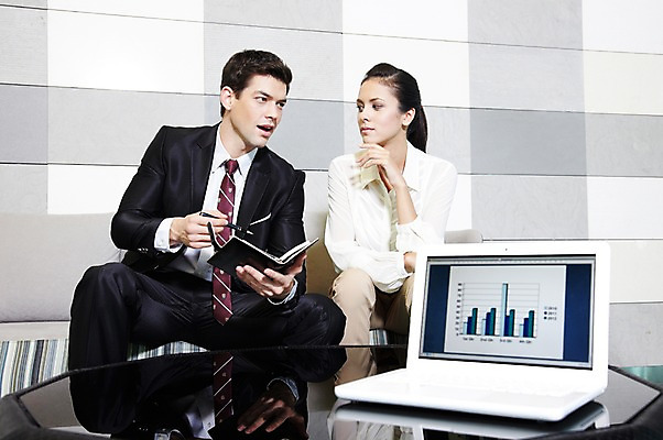 포토 JPG 서양인 외국인 백인 해외기획촬영 직업 라이프스타일 2012년태국 여자 남자 의자 비즈니스 통계 탁자 호텔 회의 수치 그래프 실내 대화 들기 사람 앉기 정장 20대 성인 두명 앞모습 비즈니스라이프 노트북 컴퓨터 소파 펜 다이어리 업무 직장인 비즈니스맨 비즈니스우먼 복도 작업실 동료 교섭 청년만 성인만 국내포토 옷 뷰포인트 가구 관계 모션 숙소 말하기 인종 청년 내부 생활 전자제품 필기구 사무용품 작업 파일형식