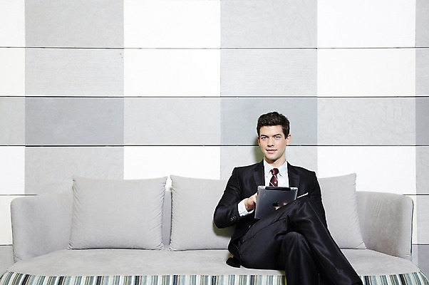 포토 JPG 서양인 외국인 백인 해외기획촬영 직업 라이프스타일 2012년태국 남자 맨라이프 쿠션 의자 비즈니스 호텔 실내 한명 들기 사람 앉기 정장 20대 성인 앞모습 비즈니스라이프 소파 태블릿 다리꼬기 웹서핑 업무 직장인 비즈니스맨 복도 작업실 남자만 남자한명만 성인남자만 청년만 청년남자만 청년남자한명만 성인한명만 성인남자한명만 성인만 국내포토 1 옷 뷰포인트 가구 모션 숙소 인종 청년 내부 생활 전자제품 스마트기기 작업 파일형식