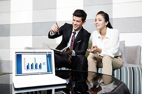 포토 JPG 서양인 외국인 백인 해외기획촬영 직업 라이프스타일 응시 2012년태국 여자 남자 의자 비즈니스 통계 탁자 호텔 회의 수치 그래프 실내 대화 미소 웃음 들기 사람 앉기 정장 20대 성인 두명 앞모습 비즈니스라이프 노트북 컴퓨터 소파 펜 다이어리 업무 직장인 비즈니스맨 비즈니스우먼 복도 작업실 동료 교섭 청년만 성인만 국내포토 시선 옷 뷰포인트 가구 관계 모션 숙소 표정 말하기 인종 청년 내부 생활 전자제품 필기구 사무용품 작업 파일형식