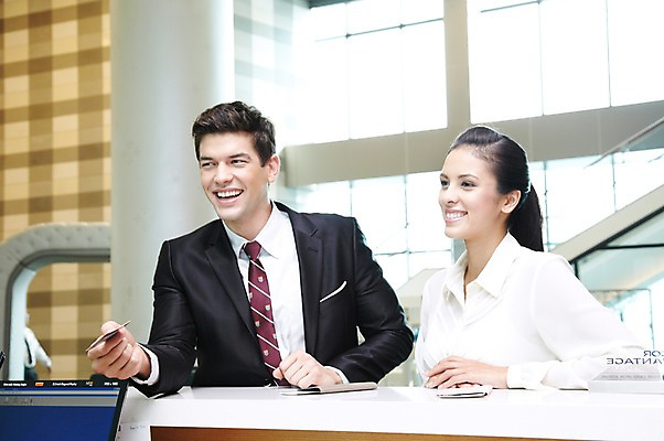 포토 JPG 주간 서양인 외국인 백인 해외기획촬영 라이프스타일 응시 2012년태국 여자 남자 비즈니스 호텔 실내 미소 웃음 들기 사람 정장 상반신 20대 성인 두명 앞모습 비즈니스라이프 비즈니스맨 비즈니스우먼 신용카드 복도 프런트 책상 동료 출장 여권 결제 해외출장 체크인 카드결제 청년만 성인만 국내포토 자연요소 시선 옷 뷰포인트 가구 관계 모션 숙소 표정 인종 청년 내부 생활 금융 직장인 파일형식