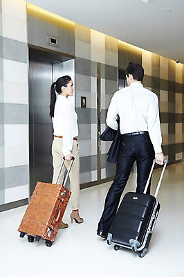 포토 JPG 전신 서양인 외국인 백인 해외기획촬영 직업 라이프스타일 2012년태국 여자 남자 가방 비즈니스 호텔 실내 들기 사람 정장 20대 성인 두명 뒷모습 비즈니스라이프 걷기 캐리어 여행가방 직장인 비즈니스맨 비즈니스우먼 복도 엘리베이터 동료 출장 청년만 성인만 국내포토 잡화 옷 뷰포인트 관계 모션 숙소 인종 청년 내부 생활 파일형식