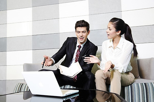 포토 JPG 서양인 외국인 백인 해외기획촬영 직업 라이프스타일 2012년태국 여자 남자 의자 비즈니스 탁자 호텔 회의 실내 대화 들기 사람 앉기 정장 20대 성인 두명 앞모습 비즈니스라이프 노트북 컴퓨터 소파 펜 다이어리 업무 직장인 비즈니스맨 비즈니스우먼 복도 작업실 동료 교섭 청년만 성인만 국내포토 옷 뷰포인트 가구 관계 모션 숙소 말하기 인종 청년 내부 생활 전자제품 필기구 사무용품 작업 파일형식