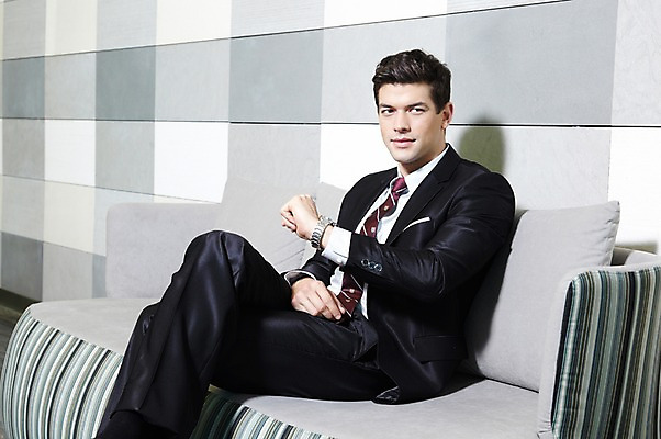 포토 JPG 서양인 외국인 백인 해외기획촬영 직업 라이프스타일 응시 2012년태국 남자 시계 맨라이프 쿠션 의자 비즈니스 호텔 실내 한명 사람 앉기 정장 20대 성인 옆모습 비즈니스라이프 소파 다리꼬기 시간 직장인 비즈니스맨 복도 기다림 손목시계 남자만 남자한명만 성인남자만 청년만 청년남자만 청년남자한명만 성인한명만 성인남자한명만 성인만 국내포토 1 시선 옷 뷰포인트 가구 장신구 모션 숙소 인종 청년 내부 생활 파일형식