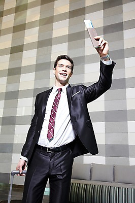 포토 JPG 서양인 외국인 백인 해외기획촬영 직업 라이프스타일 응시 2012년태국 남자 맨라이프 쿠션 의자 가방 비즈니스 호텔 실내 한명 서기 미소 웃음 들기 사람 정장 손짓 20대 성인 앞모습 비즈니스라이프 소파 캐리어 여행가방 인사 직장인 비즈니스맨 복도 항공권 출장 여권 손인사 해외출장 남자만 남자한명만 성인남자만 청년만 청년남자만 청년남자한명만 성인한명만 성인남자한명만 성인만 국내포토 1 시선 잡화 옷 뷰포인트 가구 모션 숙소 표정 인종 청년 내부 생활 예절 티켓 파일형식