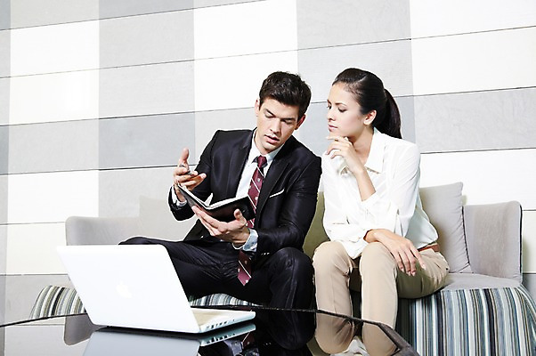 포토 JPG 서양인 외국인 백인 해외기획촬영 직업 라이프스타일 응시 2012년태국 여자 남자 의자 비즈니스 탁자 호텔 회의 실내 대화 들기 사람 앉기 정장 20대 성인 두명 앞모습 비즈니스라이프 노트북 컴퓨터 소파 펜 다이어리 업무 직장인 비즈니스맨 비즈니스우먼 복도 작업실 동료 교섭 청년만 성인만 국내포토 시선 옷 뷰포인트 가구 관계 모션 숙소 말하기 인종 청년 내부 생활 전자제품 필기구 사무용품 작업 파일형식