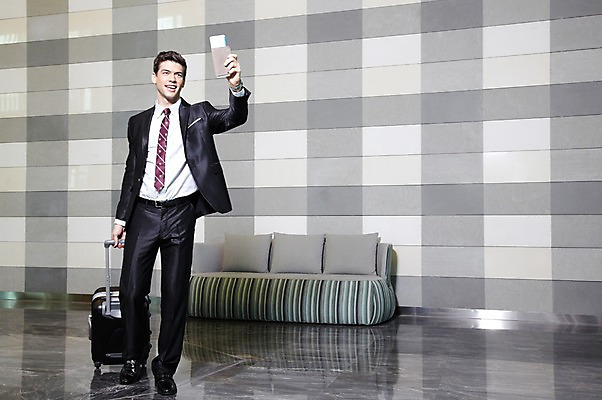 포토 JPG 전신 서양인 외국인 백인 해외기획촬영 직업 라이프스타일 응시 2012년태국 남자 맨라이프 쿠션 의자 가방 비즈니스 호텔 실내 한명 서기 미소 웃음 들기 사람 정장 손짓 20대 성인 앞모습 비즈니스라이프 소파 캐리어 여행가방 인사 직장인 비즈니스맨 복도 항공권 출장 여권 손인사 해외출장 남자만 남자한명만 성인남자만 청년만 청년남자만 청년남자한명만 성인한명만 성인남자한명만 성인만 국내포토 1 시선 잡화 옷 뷰포인트 가구 모션 숙소 표정 인종 청년 내부 생활 예절 티켓 파일형식