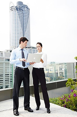 포토 JPG 주간 전신 서양인 외국인 나무 식물 백인 해외기획촬영 직업 라이프스타일 응시 2012년태국 여자 남자 비즈니스 회의 대화 서기 들기 사람 정장 빌딩 20대 성인 야외 두명 건물 앞모습 비즈니스라이프 노트북 컴퓨터 웹서핑 도시 직장인 비즈니스맨 비즈니스우먼 옥상 동료 청년만 성인만 국내포토 자연요소 건축물 시선 옷 뷰포인트 관계 모션 말하기 인종 청년 생활 전자제품 파일형식