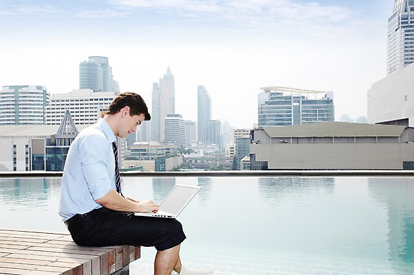 포토 JPG 주간 서양인 외국인 백인 구름 해외기획촬영 직업 라이프스타일 응시 2012년태국 남자 맨라이프 비즈니스 하늘 휴식 야외수영장 수영장 한명 사람 앉기 정장 빌딩 20대 성인 야외 건물 옆모습 비즈니스라이프 노트북 컴퓨터 풀장 웹서핑 타이핑 도시 직장인 비즈니스맨 옥상 남자만 남자한명만 성인남자만 청년만 청년남자만 청년남자한명만 성인한명만 성인남자한명만 성인만 국내포토 자연요소 1 건축물 시선 옷 뷰포인트 컨셉 모션 인종 청년 생활 전자제품 파일형식