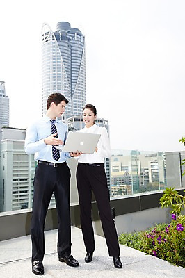 포토 JPG 주간 전신 서양인 외국인 나무 식물 백인 해외기획촬영 직업 라이프스타일 응시 2012년태국 여자 남자 비즈니스 회의 대화 서기 들기 사람 정장 빌딩 20대 성인 야외 두명 건물 앞모습 비즈니스라이프 노트북 컴퓨터 웹서핑 도시 직장인 비즈니스맨 비즈니스우먼 옥상 동료 청년만 성인만 국내포토 자연요소 건축물 시선 옷 뷰포인트 관계 모션 말하기 인종 청년 생활 전자제품 파일형식