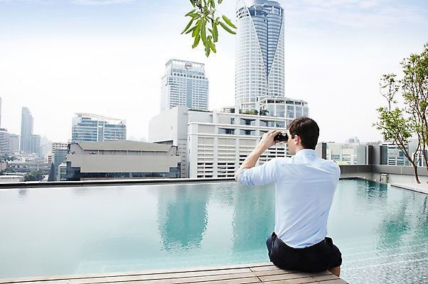 포토 JPG 주간 서양인 외국인 나무 식물 백인 구름 해외기획촬영 직업 라이프스타일 응시 2012년태국 남자 맨라이프 비즈니스 하늘 야외수영장 수영장 한명 들기 사람 앉기 빌딩 20대 성인 야외 건물 뒷모습 비즈니스라이프 풀장 쌍안경 망원경 관찰 도시 직장인 비즈니스맨 옥상 관측 남자만 남자한명만 성인남자만 청년만 청년남자만 청년남자한명만 성인한명만 성인남자한명만 성인만 국내포토 자연요소 1 건축물 시선 뷰포인트 모션 인종 청년 생활 파일형식
