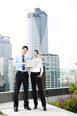 포토 JPG 주간 전신 서양인 외국인 나무 식물 백인 해외기획촬영 직업 라이프스타일 2012년태국 여자 남자 비즈니스 회의 서기 미소 웃음 들기 사람 정장 빌딩 20대 성인 야외 두명 건물 앞모습 비즈니스라이프 노트북 컴퓨터 웹서핑 도시 직장인 비즈니스맨 비즈니스우먼 옥상 동료 청년만 성인만 국내포토 자연요소 건축물 옷 뷰포인트 관계 모션 표정 인종 청년 생활 전자제품 파일형식