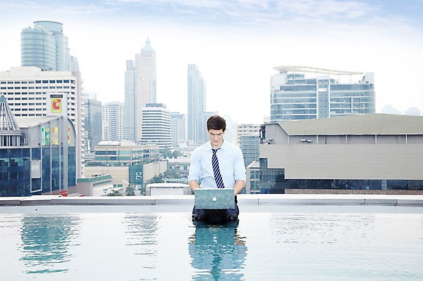 포토 JPG 주간 서양인 외국인 백인 구름 해외기획촬영 직업 라이프스타일 응시 2012년태국 남자 맨라이프 비즈니스 하늘 휴식 야외수영장 수영장 한명 사람 앉기 정장 빌딩 20대 성인 야외 건물 앞모습 비즈니스라이프 노트북 컴퓨터 풀장 웹서핑 타이핑 도시 직장인 비즈니스맨 옥상 남자만 남자한명만 성인남자만 청년만 청년남자만 청년남자한명만 성인한명만 성인남자한명만 성인만 국내포토 자연요소 1 건축물 시선 옷 뷰포인트 컨셉 모션 인종 청년 생활 전자제품 파일형식