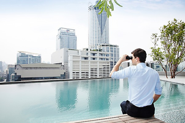 포토 JPG 주간 서양인 외국인 나무 식물 백인 구름 해외기획촬영 직업 라이프스타일 응시 2012년태국 남자 맨라이프 비즈니스 하늘 야외수영장 수영장 한명 들기 사람 앉기 빌딩 20대 성인 야외 건물 뒷모습 비즈니스라이프 풀장 쌍안경 망원경 관찰 도시 직장인 비즈니스맨 옥상 관측 남자만 남자한명만 성인남자만 청년만 청년남자만 청년남자한명만 성인한명만 성인남자한명만 성인만 국내포토 자연요소 1 건축물 시선 뷰포인트 모션 인종 청년 생활 파일형식