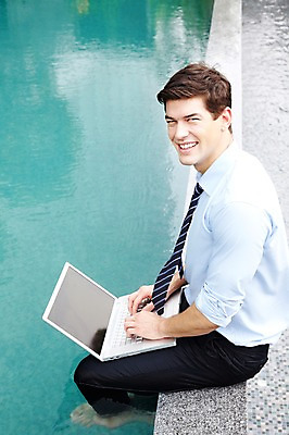 포토 JPG 주간 서양인 외국인 백인 해외기획촬영 직업 라이프스타일 2012년태국 남자 맨라이프 비즈니스 휴식 야외수영장 수영장 한명 미소 웃음 사람 앉기 정장 20대 성인 야외 옆모습 비즈니스라이프 노트북 컴퓨터 하이앵글 풀장 웹서핑 타이핑 직장인 비즈니스맨 남자만 남자한명만 성인남자만 청년만 청년남자만 청년남자한명만 성인한명만 성인남자한명만 성인만 국내포토 자연요소 1 옷 뷰포인트 컨셉 모션 표정 인종 청년 생활 전자제품 파일형식