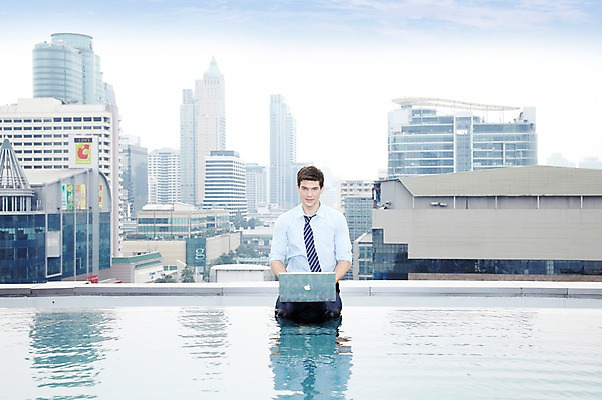 포토 JPG 주간 서양인 외국인 백인 구름 해외기획촬영 직업 라이프스타일 2012년태국 남자 맨라이프 비즈니스 하늘 휴식 야외수영장 수영장 한명 사람 앉기 정장 빌딩 20대 성인 야외 건물 앞모습 비즈니스라이프 노트북 컴퓨터 풀장 웹서핑 타이핑 도시 직장인 비즈니스맨 옥상 남자만 남자한명만 성인남자만 청년만 청년남자만 청년남자한명만 성인한명만 성인남자한명만 성인만 국내포토 자연요소 1 건축물 옷 뷰포인트 컨셉 모션 인종 청년 생활 전자제품 파일형식