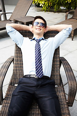 포토 JPG 주간 서양인 외국인 백인 해외기획촬영 직업 라이프스타일 2012년태국 남자 맨라이프 비즈니스 휴식 한명 미소 웃음 사람 정장 20대 성인 야외 앞모습 비즈니스라이프 선글라스 눕기 직장인 비즈니스맨 선베드 남자만 남자한명만 성인남자만 청년만 청년남자만 청년남자한명만 성인한명만 성인남자한명만 성인만 국내포토 자연요소 1 옷 안경 뷰포인트 컨셉 의자 모션 표정 인종 청년 생활 파일형식