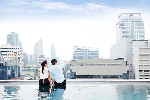 포토 JPG 주간 서양인 외국인 백인 구름 해외기획촬영 직업 라이프스타일 응시 2012년태국 여자 남자 비즈니스 하늘 휴식 야외수영장 수영장 사람 앉기 정장 손짓 빌딩 20대 성인 야외 두명 건물 뒷모습 비즈니스라이프 풀장 가리킴 도시 직장인 비즈니스맨 비즈니스우먼 옥상 동료 청년만 성인만 국내포토 자연요소 건축물 시선 옷 뷰포인트 컨셉 관계 모션 인종 청년 생활 파일형식