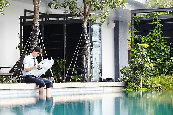 포토 JPG 주간 서양인 외국인 나무 식물 백인 해외기획촬영 직업 라이프스타일 건축물 응시 2012년태국 남자 맨라이프 비즈니스 호텔 휴식 야외수영장 수영장 한명 사람 앉기 정장 20대 성인 야외 건물 옆모습 비즈니스라이프 풀장 직장인 비즈니스맨 신문 신문읽기 남자만 남자한명만 성인남자만 청년만 청년남자만 청년남자한명만 성인한명만 성인남자한명만 성인만 국내포토 자연요소 1 시선 옷 건축 뷰포인트 컨셉 모션 숙소 인종 청년 생활 간행물 뉴스 읽기 파일형식