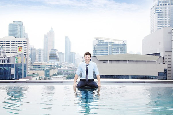 포토 JPG 주간 서양인 외국인 백인 구름 해외기획촬영 직업 라이프스타일 2012년태국 남자 맨라이프 비즈니스 하늘 휴식 야외수영장 수영장 한명 미소 웃음 사람 앉기 정장 빌딩 20대 성인 야외 건물 앞모습 비즈니스라이프 풀장 도시 직장인 비즈니스맨 옥상 남자만 남자한명만 성인남자만 청년만 청년남자만 청년남자한명만 성인한명만 성인남자한명만 성인만 국내포토 자연요소 1 건축물 옷 뷰포인트 컨셉 모션 표정 인종 청년 생활 파일형식